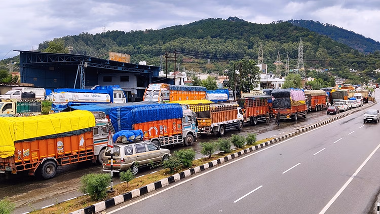 Jammu: मुगल रोड और SSG रोड पर फिर से चला यातायात