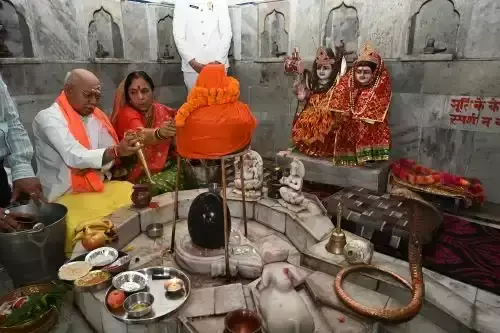 Shimla: राज्यपाल ने की ऐतिहासिक मंदिर में विधिवत पूजा Shimla: राज्यपाल ने की ऐतिहासिक मंदिर में विधिवत पूजा