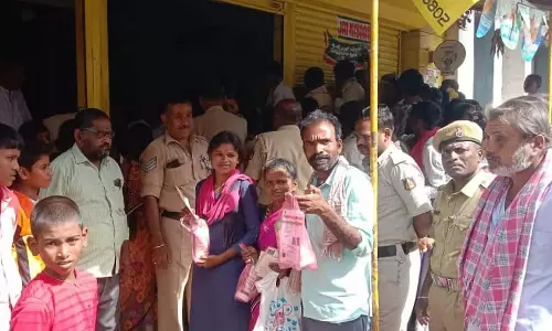 Nargund : यूरिया खरीदने के लिए किसानों की भीड़