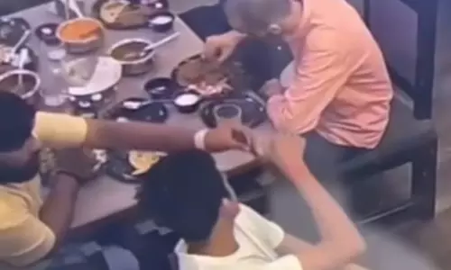Gorakhpur: हड्डी मिलने की झूठी शिकायत से प्रभावित हुई दुकान की बदनामी Gorakhpur: हड्डी मिलने की झूठी शिकायत से प्रभावित हुई दुकान की बदनामी