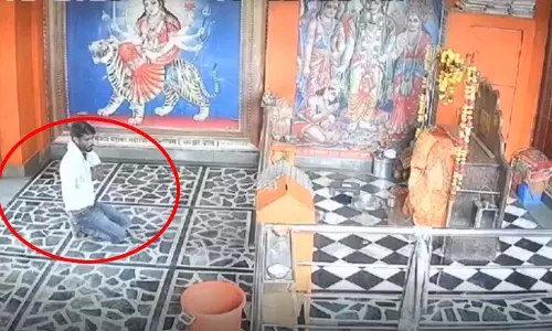 चोरी का LIVE वीडियो, चोर भगवान को भी नहीं छोड़ रहे चोरी का LIVE वीडियो, चोर भगवान को भी नहीं छोड़ रहे