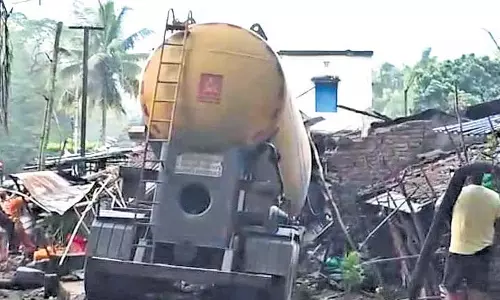 Odisha में सड़क किनारे बने घर में टैंकर के दुर्घटनाग्रस्त होने से 60 वर्षीय महिला की मौत, दो घायल