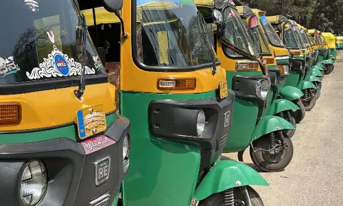 Karnataka : किराया वृद्धि के बावजूद मीटर का पालन नहीं करने वाले चालकों से दोगुना किराया वसूला जा रहा है Karnataka : किराया वृद्धि के बावजूद मीटर का पालन नहीं करने वाले चालकों से दोगुना किराया वसूला जा रहा है