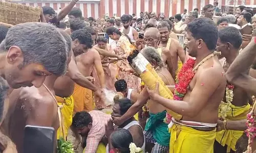 Tamil Nadu : भक्तगण अपने सिर पर नारियल फोड़कर अपनी मन्नतें पूरी करते है