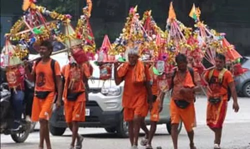 सावन के आखिरी सोमवार पर देशभर के शिव मंदिरों में उमड़ी श्रद्धालुओं की भीड़ सावन के आखिरी सोमवार पर देशभर के शिव मंदिरों में उमड़ी श्रद्धालुओं की भीड़