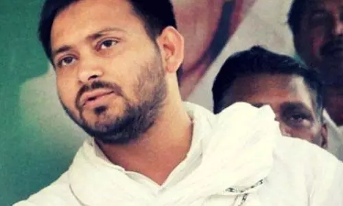 चुनाव आयोग ने तेजस्वी से ईपीआईसी कार्ड जांच के लिए सौंपने को कहा