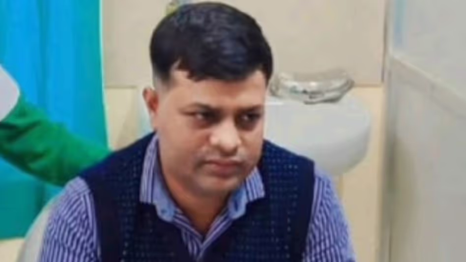 Assam : सिलचर अस्पताल में सर्जरी करते पकड़ा गया फर्जी डॉक्टर, लोगों में आक्रोश