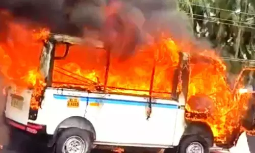 वैन में लगी आग; काकनचेरी राष्ट्रीय राजमार्ग पर हुआ हादसा