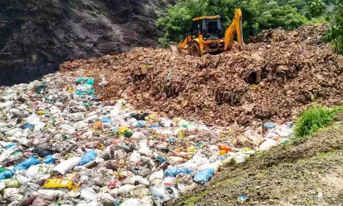 Kerala : एंथियोरकुन्नू में खदान में टनों अस्पताल का कचरा फेंका गया Kerala : एंथियोरकुन्नू में खदान में टनों अस्पताल का कचरा फेंका गया