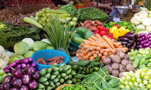 सब्जियों के दाम आसमान पर, अदरक और हरी मिर्च ने शतक का आंकड़ा पार किया सब्जियों के दाम आसमान पर, अदरक और हरी मिर्च ने शतक का आंकड़ा पार किया