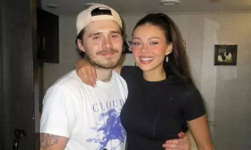 Brooklyn Beckham और निकोला पेल्ट्ज़ ने अपनी शादी की प्रतिज्ञाएँ दोहराईं Brooklyn Beckham और निकोला पेल्ट्ज़ ने अपनी शादी की प्रतिज्ञाएँ दोहराईं