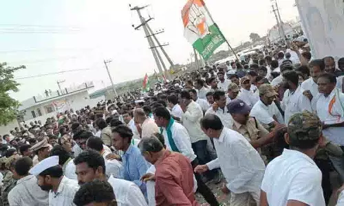 Chandur में पार्टी कार्यक्रम में पोचारम और रविंदर रेड्डी के समर्थकों में झड़प Chandur में पार्टी कार्यक्रम में पोचारम और रविंदर रेड्डी के समर्थकों में झड़प