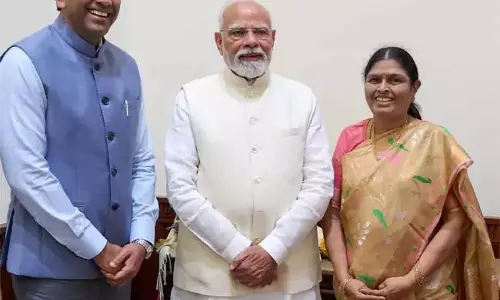 केंद्रीय मंत्री ने अपने परिवार के साथ प्रधानमंत्री नरेंद्र मोदी से मुलाकात की केंद्रीय मंत्री ने अपने परिवार के साथ प्रधानमंत्री नरेंद्र मोदी से मुलाकात की