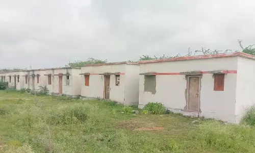 Karnataka : सहायता आवासों के वितरण में अधिकारियों की उदासीनता Karnataka : सहायता आवासों के वितरण में अधिकारियों की उदासीनता