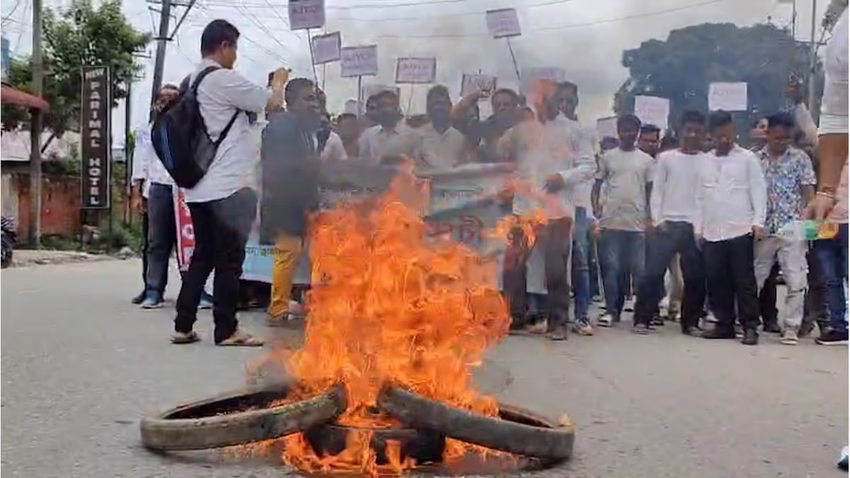 Assam: NH-315 पर AJYCP का प्रदर्शन, अवैध बांग्लादेशियों को हटाने की अपील Assam: NH-315 पर AJYCP का प्रदर्शन, अवैध बांग्लादेशियों को हटाने की अपील