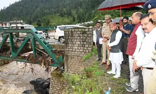 Himachal के राज्यपाल ने सेराज में आपदा प्रभावित लोगों से मुलाकात की, राहत सामग्री वितरित की