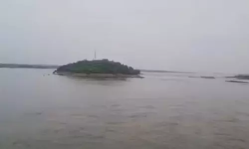 Meghalaya के अधिकारी उफनती नदी में बह गए