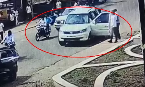 OMG! युवक-युवती को जबरदस्ती कार में बैठाकर ले गए, लाइव VIDEO OMG! युवक-युवती को जबरदस्ती कार में बैठाकर ले गए, लाइव VIDEO