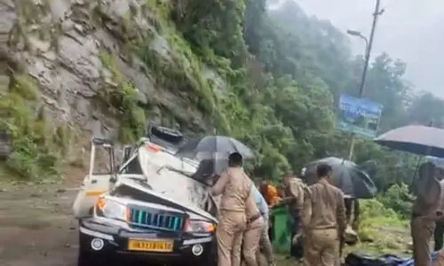 भीषण हादसा, गाड़ी पर मलबा गिरने से दो की मौत, 6 घायल