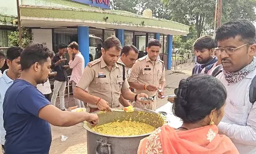 सावन के अंतिम सोमवार पर पुलिस बनी श्रद्धालुओं की सेवा का प्रतीक सावन के अंतिम सोमवार पर पुलिस बनी श्रद्धालुओं की सेवा का प्रतीक
