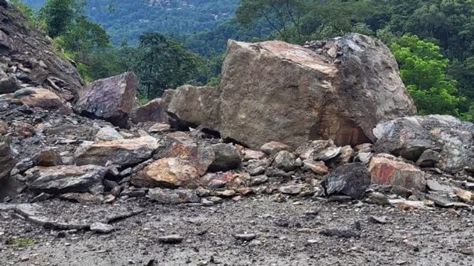 Sikkim NH-10 पर भूस्खलन का कहर, तीन दिनों के लिए यातायात बंद Sikkim NH-10 पर भूस्खलन का कहर, तीन दिनों के लिए यातायात बंद