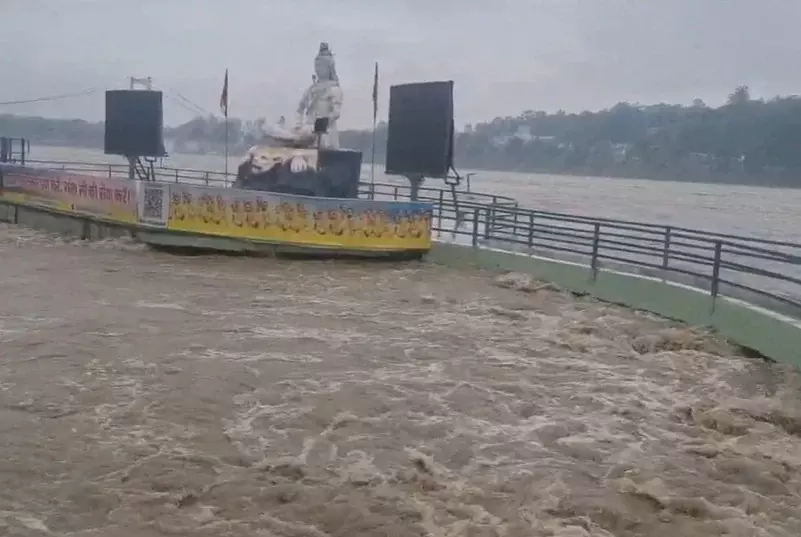 Dehradun: टपकेश्वर मंदिर के पास नदी का जलस्तर बढ़ा, मंदिर क्षेत्र में जलभराव Dehradun: टपकेश्वर मंदिर के पास नदी का जलस्तर बढ़ा, मंदिर क्षेत्र में जलभराव