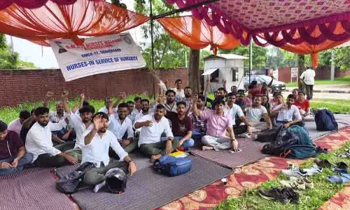सेक्टर 32 अस्पताल की नर्सों ने NOC जारी करने में देरी पर जताई नाराजगी सेक्टर 32 अस्पताल की नर्सों ने NOC जारी करने में देरी पर जताई नाराजगी