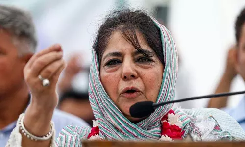 Jammu: एयरलाइन कर्मचारियों पर हमला करने वाले सैन्य अधिकारी के खिलाफ कार्रवाई की मांग Jammu: एयरलाइन कर्मचारियों पर हमला करने वाले सैन्य अधिकारी के खिलाफ कार्रवाई की मांग