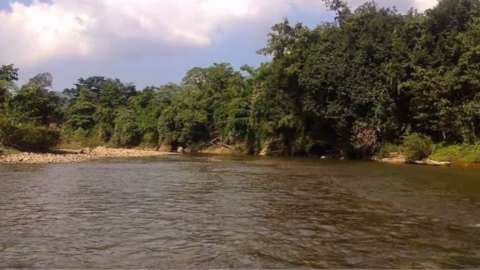 Meghalaya के सरकारी अधिकारी पिकनिक के दौरान गनोल नदी में बह गए, तलाश जारी Meghalaya के सरकारी अधिकारी पिकनिक के दौरान गनोल नदी में बह गए, तलाश जारी