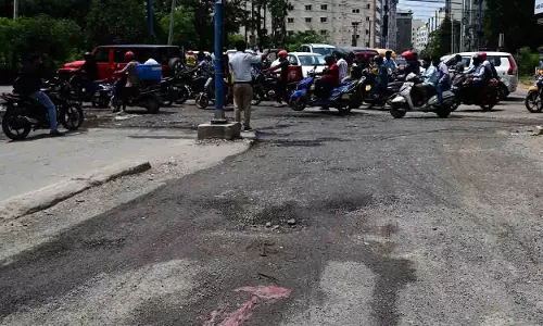 हैदराबाद में जर्जर सड़कें यात्रियों को परेशान कर रही, GHMC की उदासीनता से परेशानी और बढ़ रही