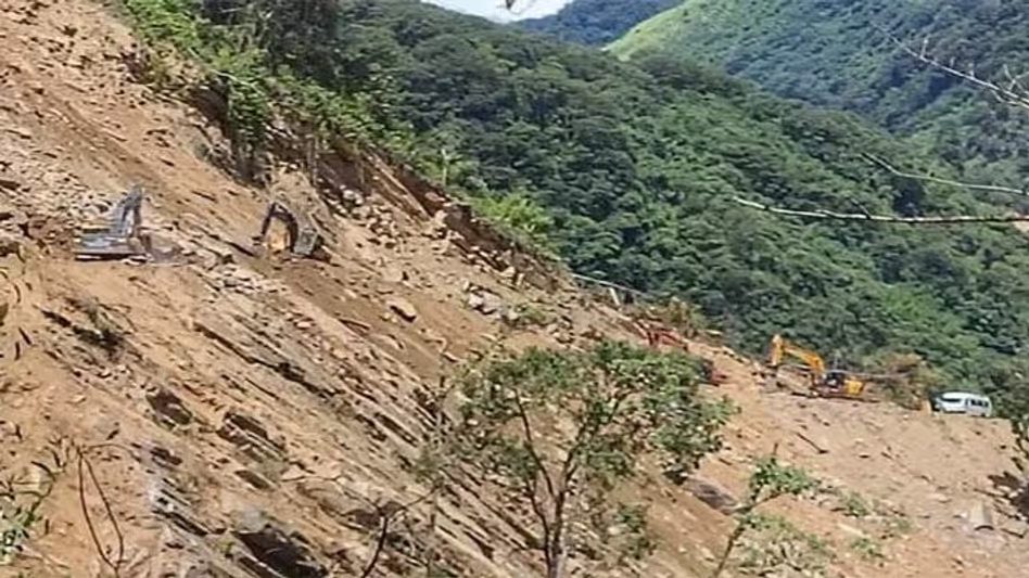Arunachal के शि-योमी में भूस्खलन से सड़क संपर्क टूटा; बीआरओ ने संपर्क बहाल किया Arunachal के शि-योमी में भूस्खलन से सड़क संपर्क टूटा; बीआरओ ने संपर्क बहाल किया
