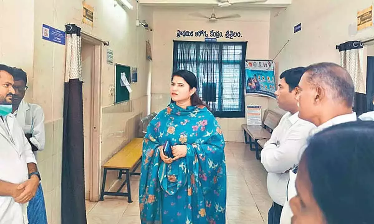 Collector ने श्रीशैलम में प्राथमिक स्वास्थ्य केंद्र का औचक निरीक्षण किया Collector ने श्रीशैलम में प्राथमिक स्वास्थ्य केंद्र का औचक निरीक्षण किया
