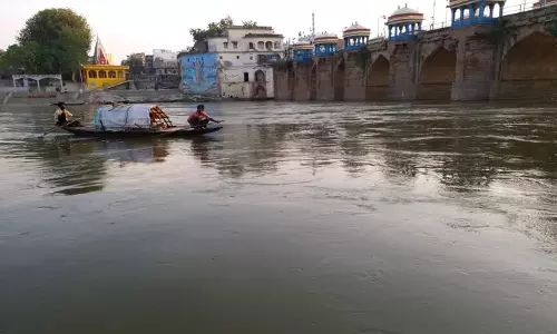 Jaunpur: केराकत क्षेत्र में गोमती का पानी बढ़कर चेतावनी स्तर पर पहुँचा Jaunpur: केराकत क्षेत्र में गोमती का पानी बढ़कर चेतावनी स्तर पर पहुँचा