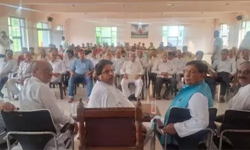 Jammu: भल्ला-मूला राम, रविंदर ने पलौरा में बातचीत की Jammu: भल्ला-मूला राम, रविंदर ने पलौरा में बातचीत की
