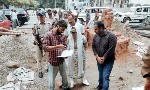 Jammu: दरख्शां ने धार्मिक स्थलों पर चल रहे कार्यों का जायजा लिया Jammu: दरख्शां ने धार्मिक स्थलों पर चल रहे कार्यों का जायजा लिया