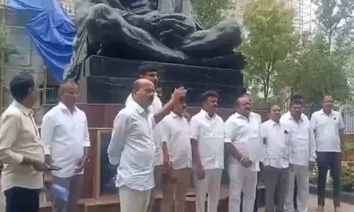 BRS विधायकों ने विधानसभा परिसर में गांधी प्रतिमा के सामने बिजली गिराने का प्रदर्शन किया