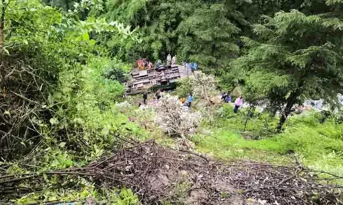 Mandi में कार खाई में गिरने से 3 की मौत, 2 घायल Mandi में कार खाई में गिरने से 3 की मौत, 2 घायल