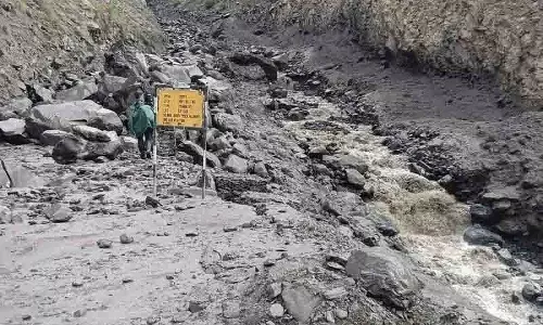 Lahaul-Spiti जिले में अचानक आई बाढ़ से सड़कें और पुल क्षतिग्रस्त