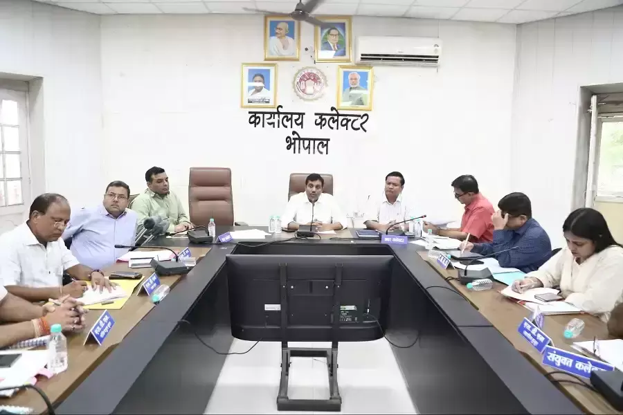 Bhopal: सीएम हेल्पलाइन शिकायतों का 100% निस्तारण सुनिश्चित करें: कलेक्टर Bhopal: सीएम हेल्पलाइन शिकायतों का 100% निस्तारण सुनिश्चित करें: कलेक्टर
