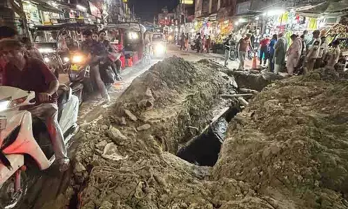 Putlighar चौक के पास सड़क खोदे जाने से यात्री परेशान Putlighar चौक के पास सड़क खोदे जाने से यात्री परेशान