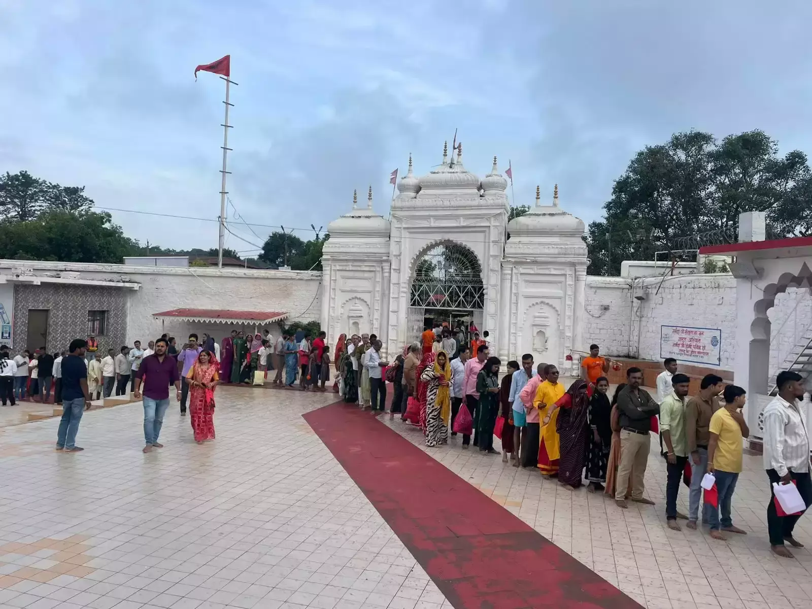 Anuppur: जालेश्वर धाम में उमड़ी भीड़, आस्था के बीच यातायात अस्त-व्यस्त Anuppur: जालेश्वर धाम में उमड़ी भीड़, आस्था के बीच यातायात अस्त-व्यस्त