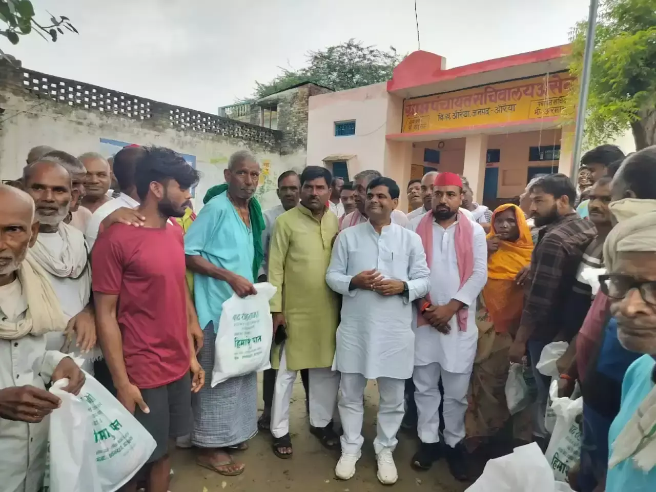 Auraiya: समाजवादी पार्टी ने औरैया के बाढ़ पीड़ितों को दी राहत