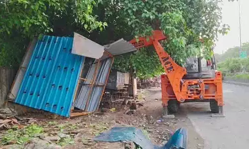 नगर निगम ने मजीठा रोड पर GNDH के पास अतिक्रमण हटाया
