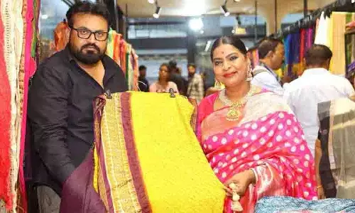 Hyderabad में डी संस पटोला कला वस्त्र प्रदर्शनी का शुभारंभ Hyderabad में डी संस पटोला कला वस्त्र प्रदर्शनी का शुभारंभ