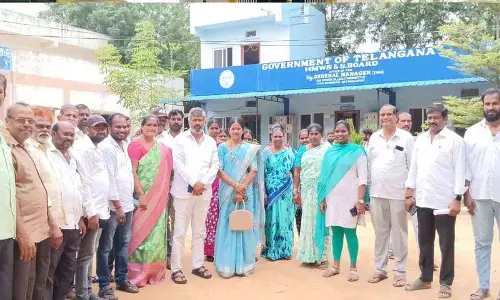 मंजीरा के पानी के लिए जल बोर्ड कार्यालय के सामने प्रदर्शन
