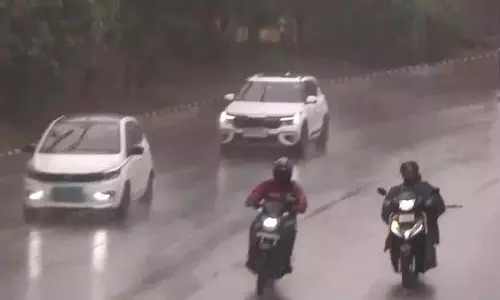 Hyderabad में कई जगहों पर मूसलाधार बारिश Hyderabad में कई जगहों पर मूसलाधार बारिश