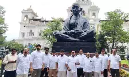 BRS विधायकों ने अयोग्यता याचिका पर गांधी प्रतिमा पर याचिका प्रस्तुत की