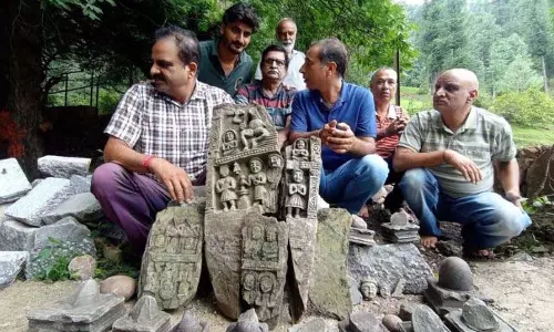 Karkut नाग मंदिर में खुदाई के दौरान शिवलिंग और मूर्तियां मिली
