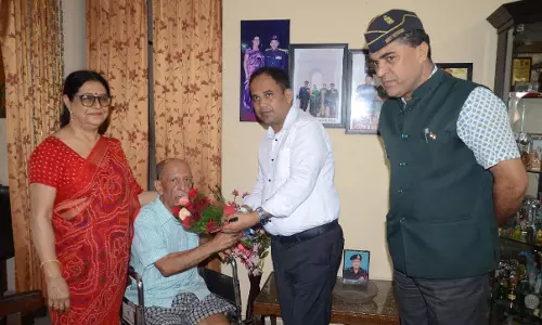 CM निर्देश पर कलेक्टर ने सेना के रिटायर्ड ब्रिगेडियर से मिलकर उन्हें किया सम्मानित