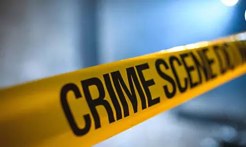 सड़क के किनारे गला कटा हुआ एक शव पड़ा हुआ